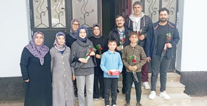 Sarayönü’nde anlamlı görüntü: Öğrencilerden öğretmenlere vefa