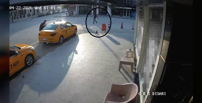 Satırlı dehşetten anlık hamleyle kurtuldu: