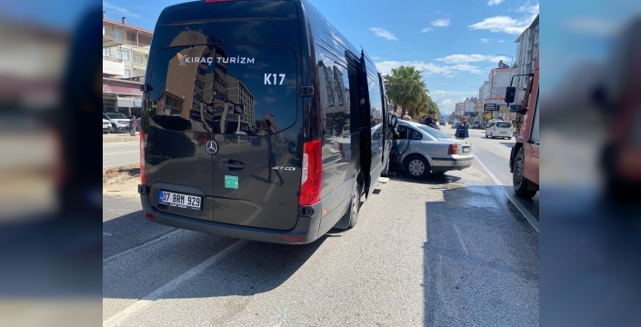 Serik'te tur minibüsü ile otomobilin çarpışmasında 2 kişi yaralandı