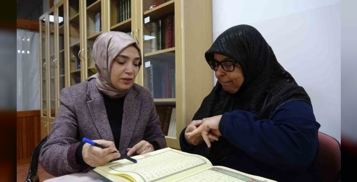 Sessizliğin sesi Kur'an ile yankılanıyor: İşaret diliyle öğrenmenin mutluluğu
