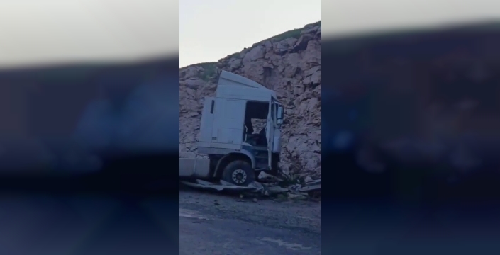Siirt-Batman yolunda dehşet anları: Tır sürücüsü direksiyonu kaybetti, kazada yaralandı