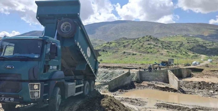 Siirt'te sel kabusu: Pınarca Deresi taşınca ekipler seferber oldu, risk sürüyor!