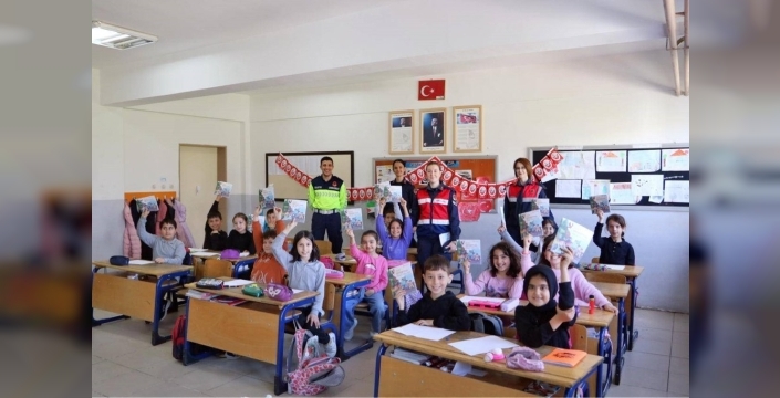 Simav'da minik yürekler trafik kurallarıyla tanıştı, 'trafik dedektifleri' iş başında!