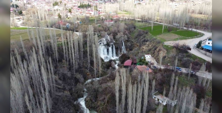 Sızır Şelalesi'nin coşkun akışı, doğaseverleri büyüledi