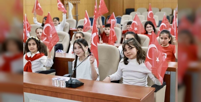 Sultanbeyli'de minik meclis üyeleri söz sahibi oldu