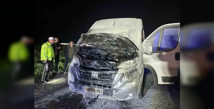 Tekirdağ'da işçi servis minibüsü alev aldı