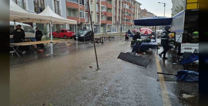 Tekirdağ'da sağanak yağış yaşamı olumsuz etkiledi