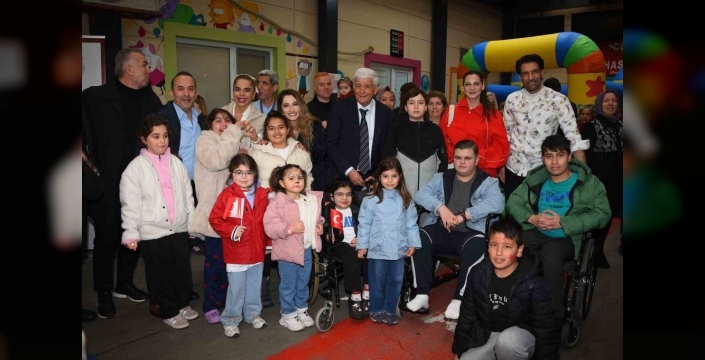Ünlüler Cerrahpaşa'da minik kalplere umut dağıttı