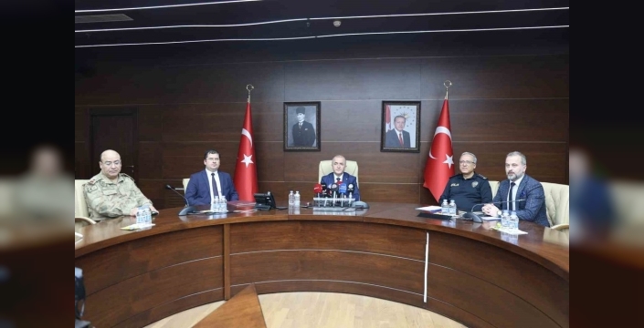 Vali Hatipoğlu: Randevu olmayan ebeveynler okul bahçesine alınmayacak