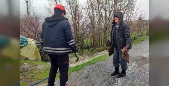 Van'da tandır evi çöktü, kümes hayvanları kurtarıldı