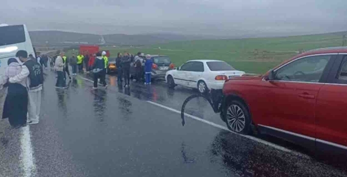 Yağış kazayı getirdi! Aksaray’da otobüs 10 araca çarptı