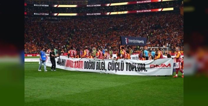 Yeşil sahadaki pankartlar dijital güvenlik uyarısı verdi