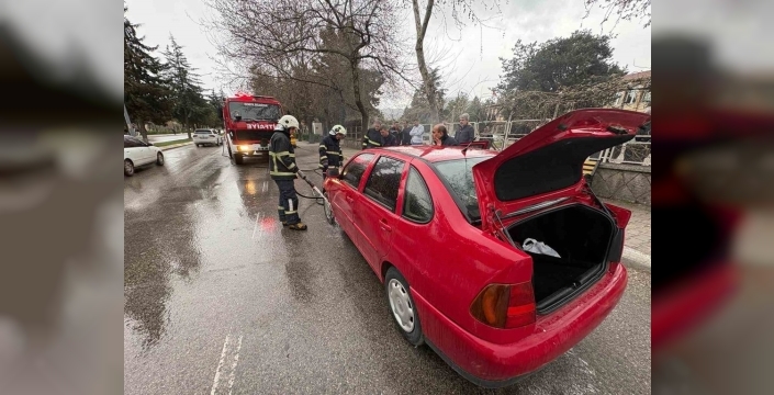 Yol ortasında alev topuna dönen otomobil paniğe yol açtı
