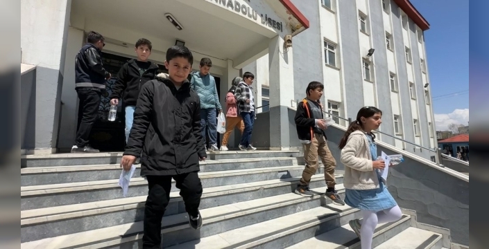 Yüksekova'da bursluluk sınavında 4 bin 69 öğrenci ter döktü