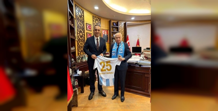 Yurdagül, Bahçeli'ye Erzurumspor forması hediye etti