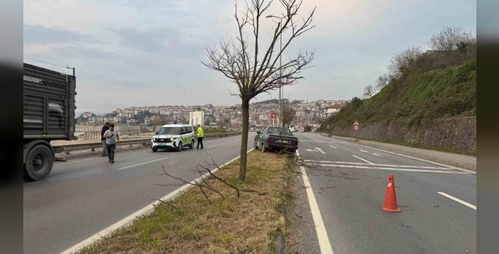 Zonguldak'ta korkutan kaza: Tır otomobili refüje fırlattı