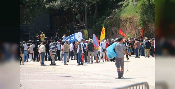 1 Mayıs coşkusu ve işçi mesaisi aynı karede: Alanya'da dikkat çeken görüntü