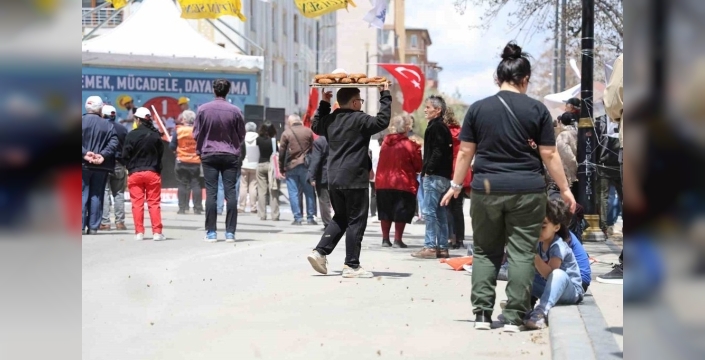 1 Mayıs coşkusu ve simitçi çocukların sessiz çığlığı: Sivas'ta iki farklı yüz
