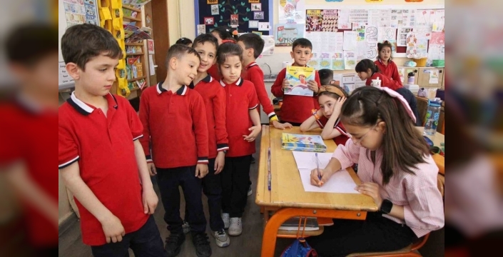 11 yaşındaki Ahsen'den ilham veren başarı: Kitap kurdu yazar adayı