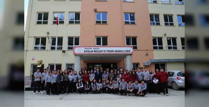37 yıl sonra o okulda: Ömer Yıldız'dan öğrencilere ve ilk mezunlara nostaljik buluşma
