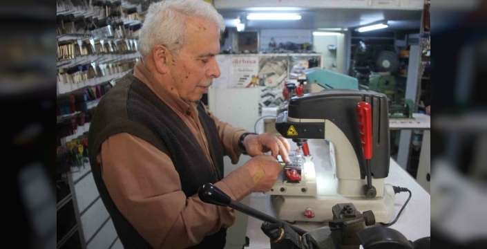 53 yıllık çilingir ustası Zekeriya Şentürk, mesleğine olan tutkusunu sürdürüyor