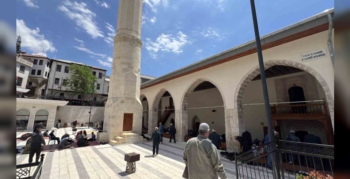 583 yıllık Ulu Cami, deprem sonrası ilk cuma namazıyla yeniden hayat buldu