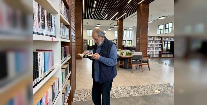 68 yaşında 'öğrenmenin yaşı yok' dedi, kütüphanede Osmanlıca ve Arapça seferberliği başlattı!