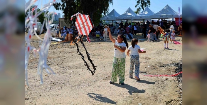 Adana semaları uçurtmalarla şenlendi: Çocuklar ve aileler gökyüzünü renklendirdi