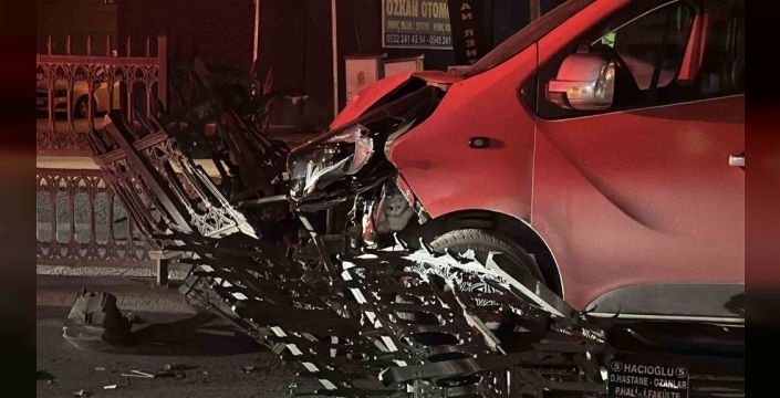 Adapazarı'nda kontrolden çıkan minibüs refüjü aştı
