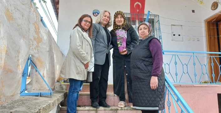 AK Parti kadın kollarından annelere anlamlı ziyaret