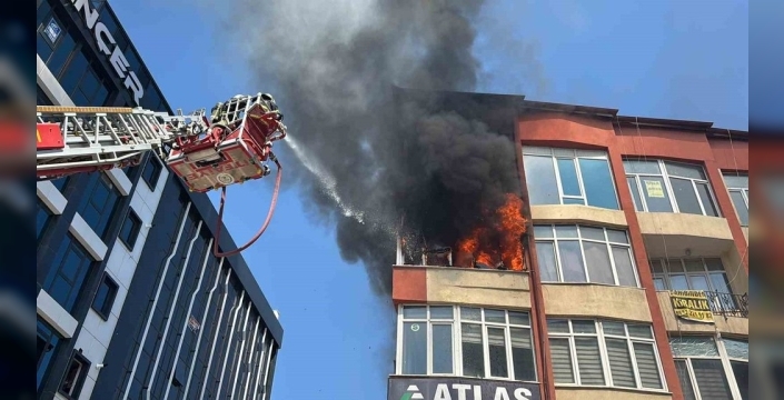 Aksaray'da korkutan yangın: Daire alev alev yandı