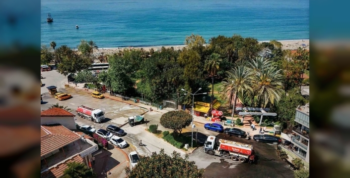 Alanya bayrama hazır: Ekipler gece gündüz demeden temizliyor