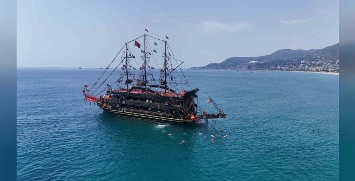 Alanya sahilleri baharda doldu taştı: Yazı aratmayan hava turistleri plajlara çekti