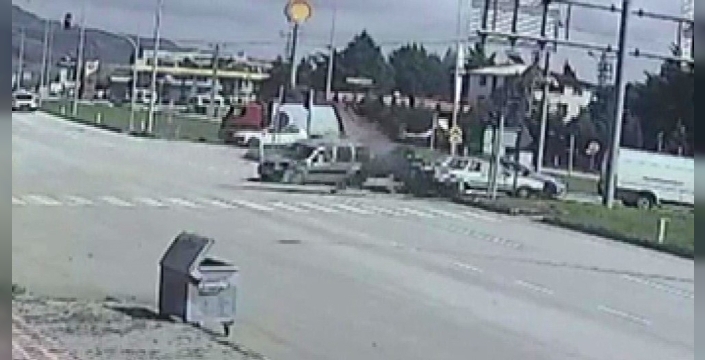 Amasya'da kavşak kabusu: Araçlar birbirine girdi, o anlar kamerada!