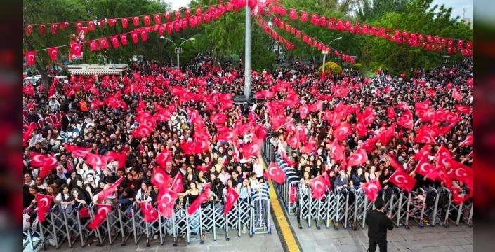 Ankara'da 19 Mayıs coşkusu: İrem Derici binlerce kişiyle buluştu