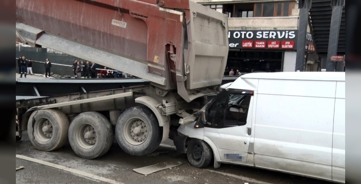 Ankara'da şok gelişme: Damperi açık kamyon üst geçidi yıktı, 3 yaralı!