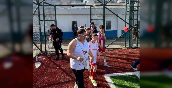 Anneler Günü'nde anneler çocuklarına penaltı attı