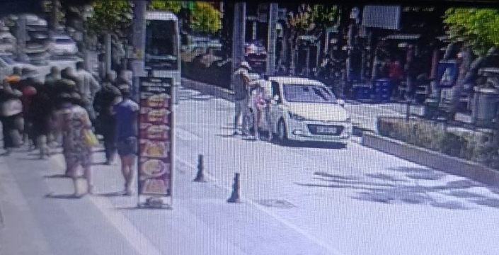 Antalya'da Alman turistin ayağını otomobil ezdi