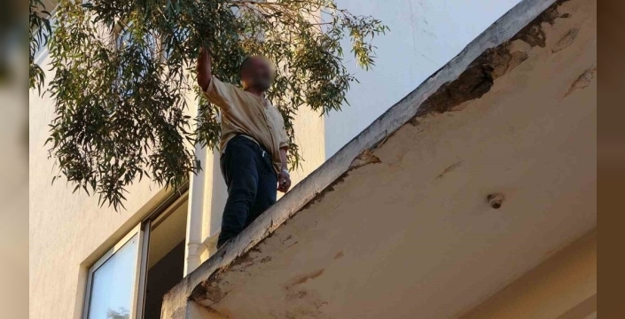 Antalya'da çatıda benzin dökerek intihar girişiminde bulunan şahıs, gazetecinin yardımıyla kurtarıldı