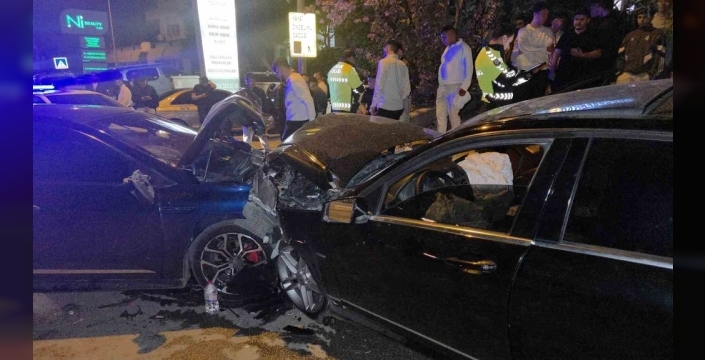 Antalya'da korkunç kaza: İki otomobil kafa kafaya çarpıştı, 3 yaralı