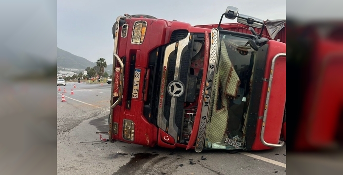 Antalya'da sebze yüklü kamyon ile motosiklet çarpıştı: 3 yaralı