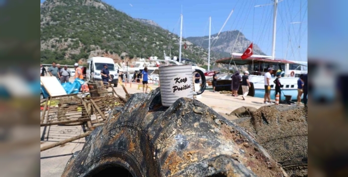 Antalya deniz dibinden akü, konteyner çıktı: 38 dalgıç kıyıları temizledi