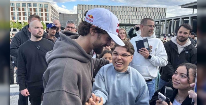 Arda Saatçi, 600 kilometrelik maratonun ardından Berlin'de coşkuyla karşılandı