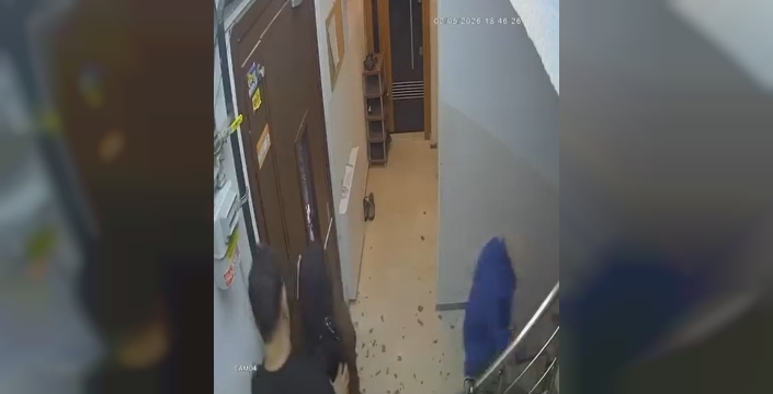 Arnavutköy'de çocuklara saldıran şüpheli, bina sakinlerine bıçakla tehdit etti