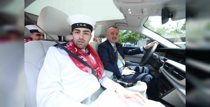 Askerlik yeminine giden özel gençlere kına yakıldı, halaylarla coştular