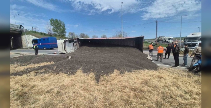 Ayçiçeği yüklü tır devrildi, Tekirdağ'da trafik felç oldu
