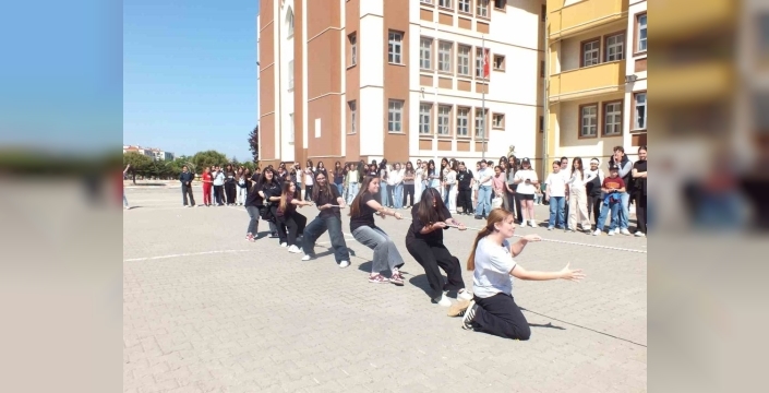 Ayvalık’ta Hıdırellez coşkusu okulda yaşandı