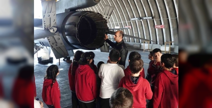 Bandırma'da çocuklar, Ana Jet Üssü'nü keşfetti