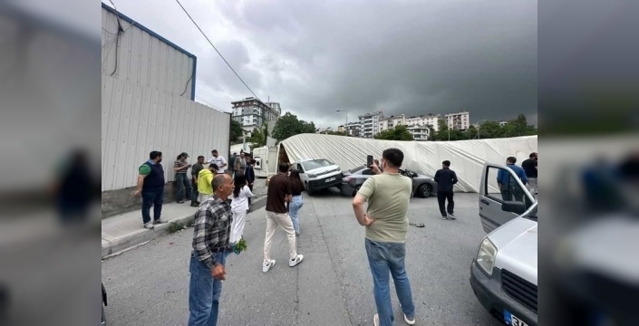 Başakşehir'de devrilen tır, iki otomobilin üzerine düştü: 1 yaralı