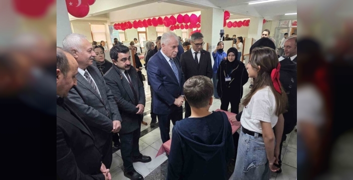 Bayburt Ortaokulu'nda bilim fuarı coşkusu